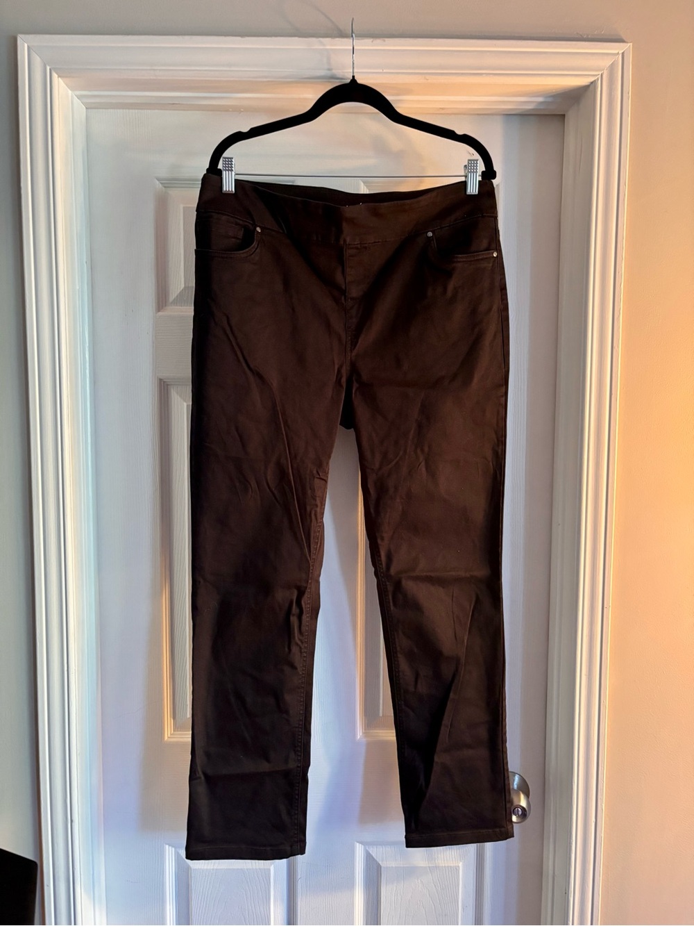 Straight-Leg Pants in Black